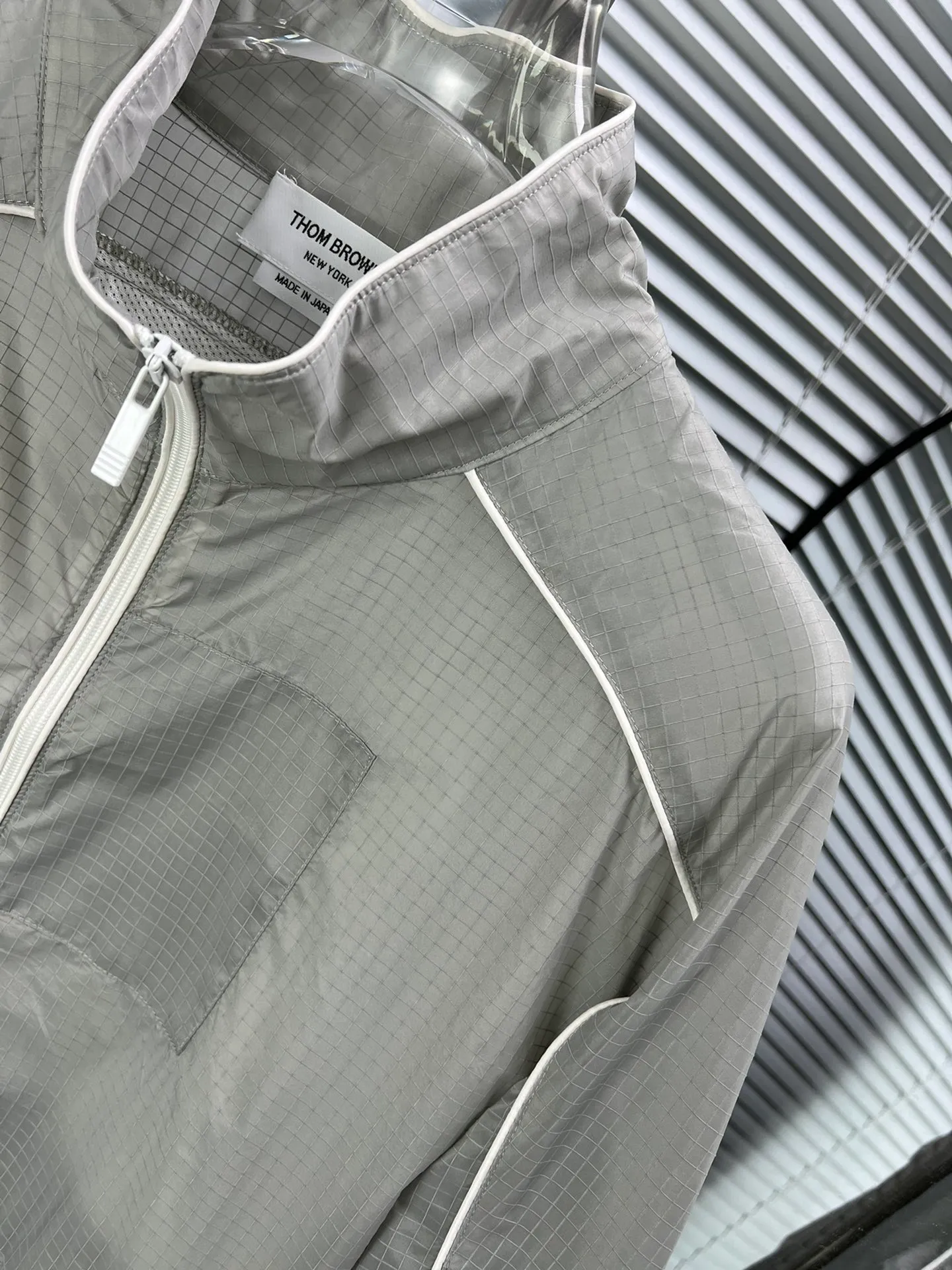 THOM BROWNE ， 。 ， Breathable， 。 ， ， 。 ， ， 。 Gray、Blue White， 。 ， 。 Sizes：1234 ：Navy Blue，Gray，White